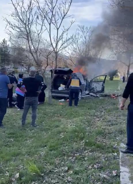 Ağaca çarpan cip yandı: 1 ölü, 2 yaralı