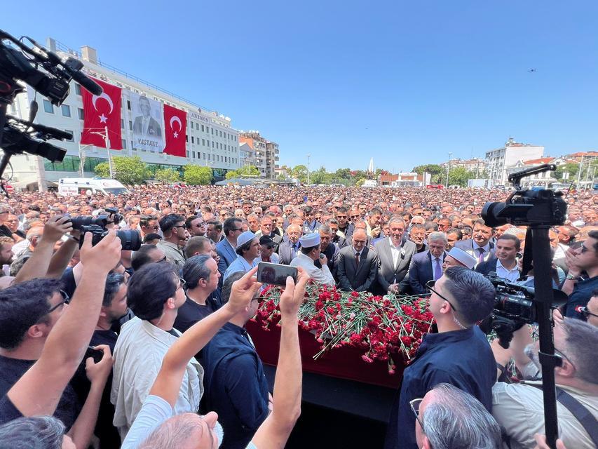 BİNLERCE MANİSALI, FERDİ BAŞKANLARINI GÖZYAŞLARIYLA UĞURLADI MANİSA TARİHİNİN EN KALABALIK CENAZE TÖRENİNDE GÖZYAŞLARI SEL OLDU