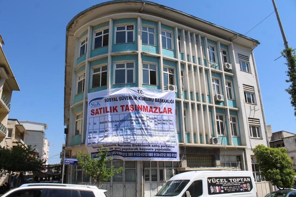Aydın'da SGK'nın tescilli binası ilan panosuna döndü