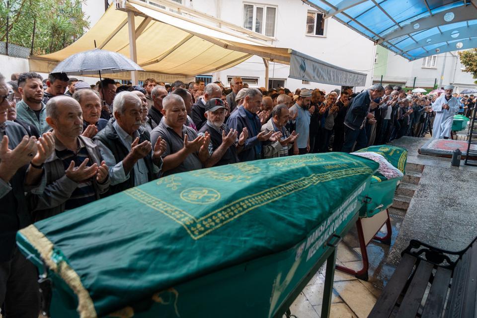 ANNE, BABA VE OĞULLARINA YÜREK BURKAN VEDA ANNE, BABA VE 6 YAŞINDAKİ OĞULLARI KAZADA ÖLDÜ, 4 YAŞINDAKİ KIZLARI TEDAVİ ALTINDA FECİ KAZADA HAYATINI KAYBEDEN 5 KİŞİ SON YOLCULUĞUNA UĞURLANDI