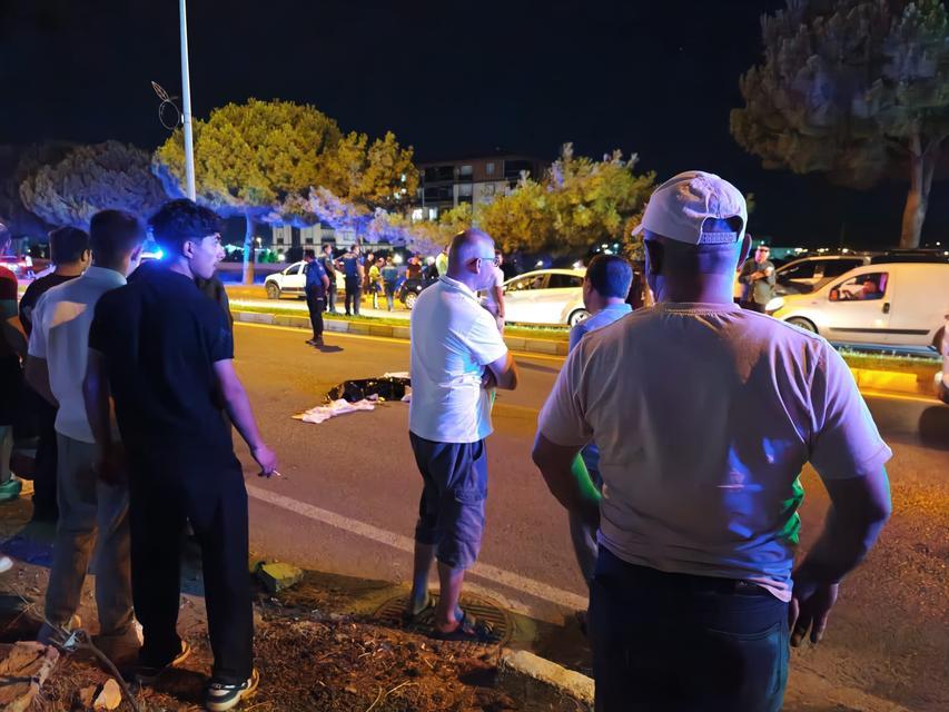 YOLUN KARŞISINA GEÇMEYE ÇALIŞIRKEN HAYATINI KAYBETTİ