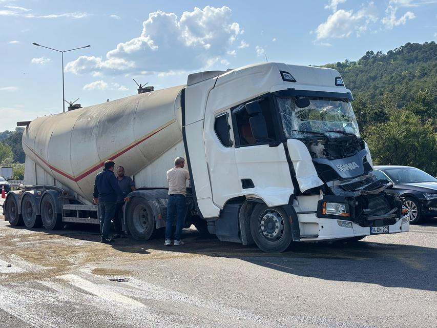 TEM OTOYOLU'NDA 2 TIR ÇARPIŞTI: 1 YARALI TIRIN KUPASI KAĞIT GİBİ EZİLDİ