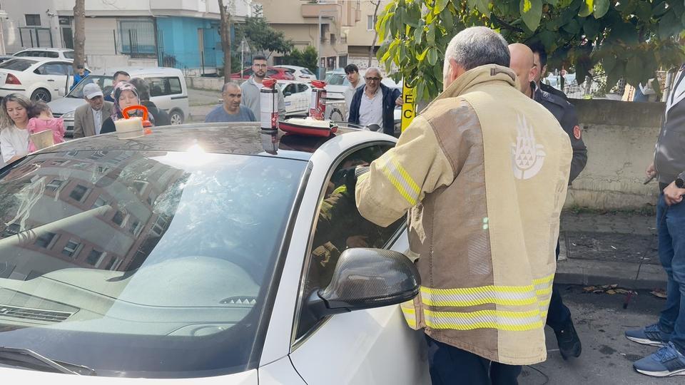 Otomobilde kilitli kalan 2 yaşındaki çocuk cam kırılarak kurtarıldı