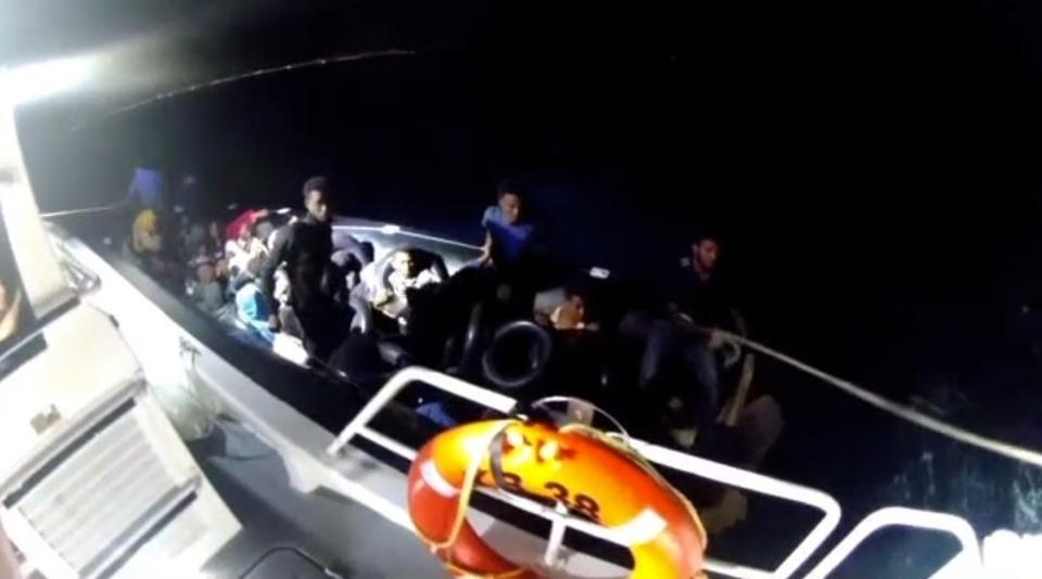 Lastik bottaki 3'ü çocuk 37 göçmen kurtarıldı