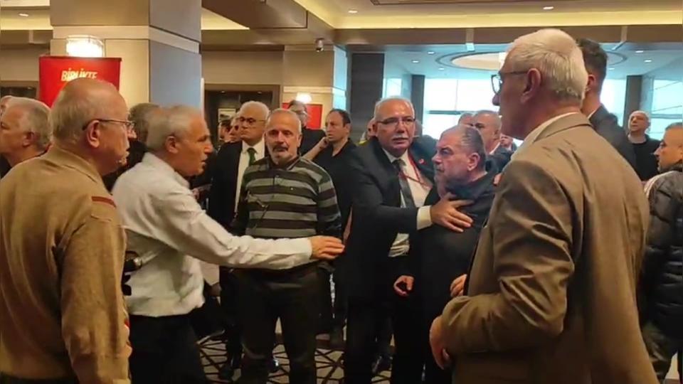 CHP'nin kongresinde yumruklu kavga