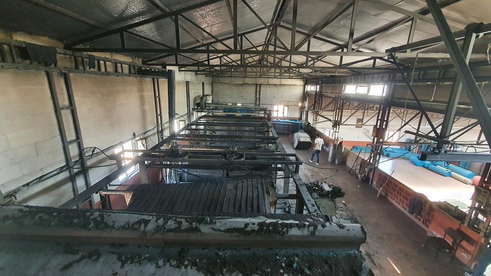 DEMİRCİ'DE YÜN HALI DOKUMA FABRİKASINDA YANGIN ÇIKTI