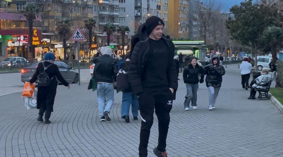 FIRTINADA UÇMAMAK İÇİN YERLERE BÖYLE YATTILAR LODOSUN HIZI SAATTE 75 KİLOMETREYE ULAŞTI, VATANDAŞLAR UÇMAMAK İÇİN YERLERE YATTI BURSA'DA LODOS VATANDAŞA ZOR ANLAR YAŞATTI