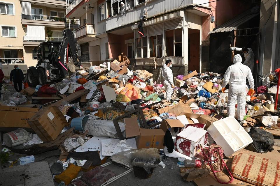 Çöp evden 12 kamyon atık çıkarıldı