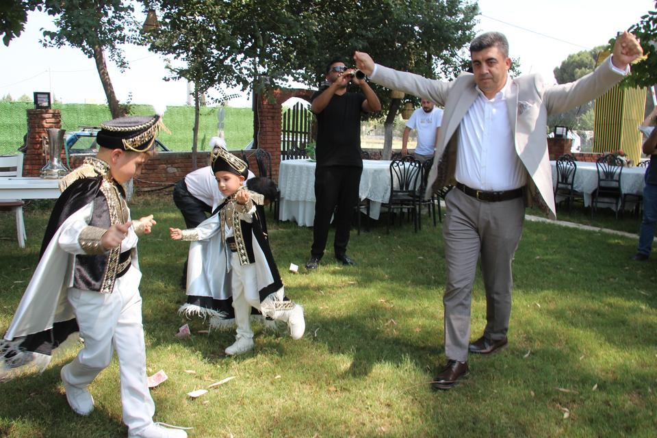 HEM TEŞKİLAT GURURUNU HEM BABA SEVİNCİNİ BİR ARADA YAŞADI GAZİ ASTSUBAY AKGÜL'ÜN OĞULLARI JANDARMA ARAÇLARI İLE ŞEHİR TURU ATTI