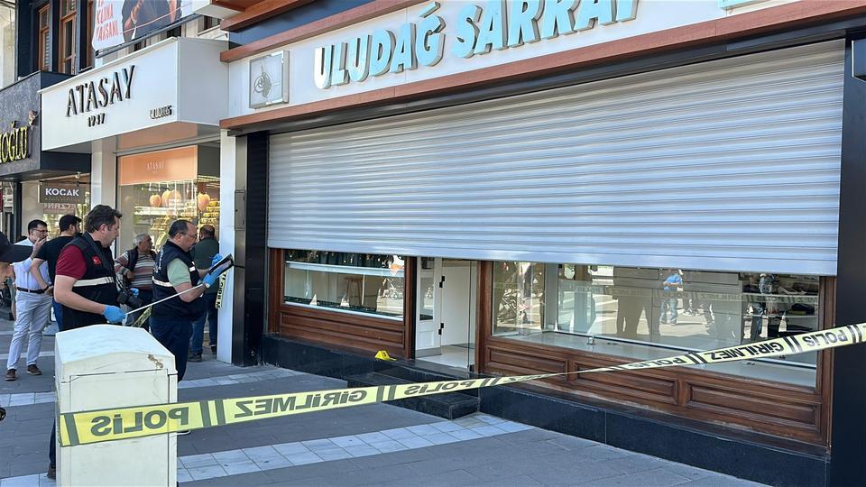 UŞAK'TA KUYUMCUYA SİLAHLI SALDIRI DÜZENLEYEN 19 YAŞINDAKİ GENÇ 2 KİŞİYİ YARALADI