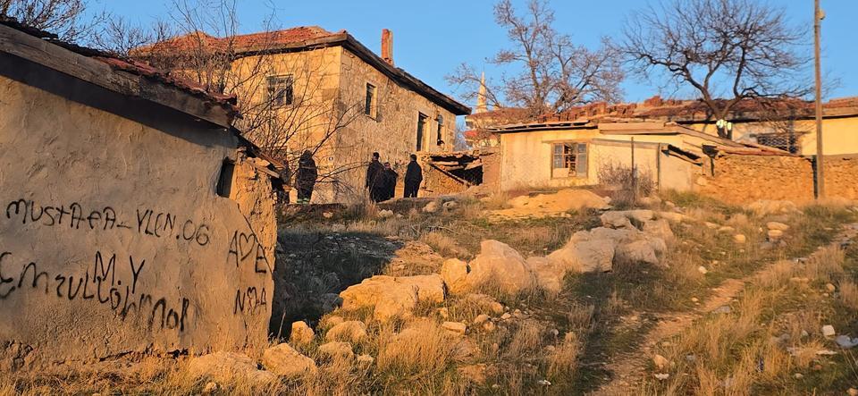 Bağlı köpek çocuklara saldırdı