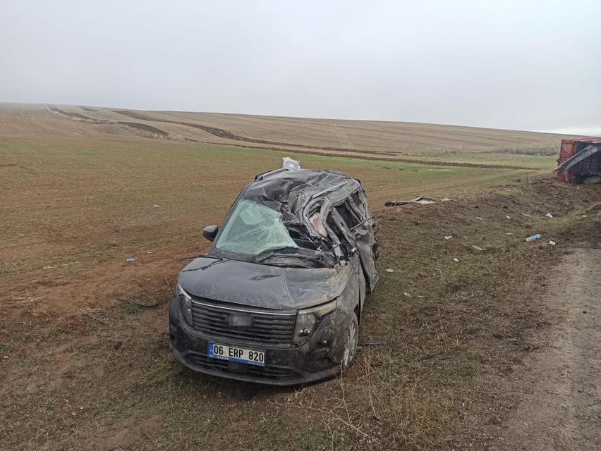 Tırın dorsesi hafif ticari aracın üzerine devrildi
