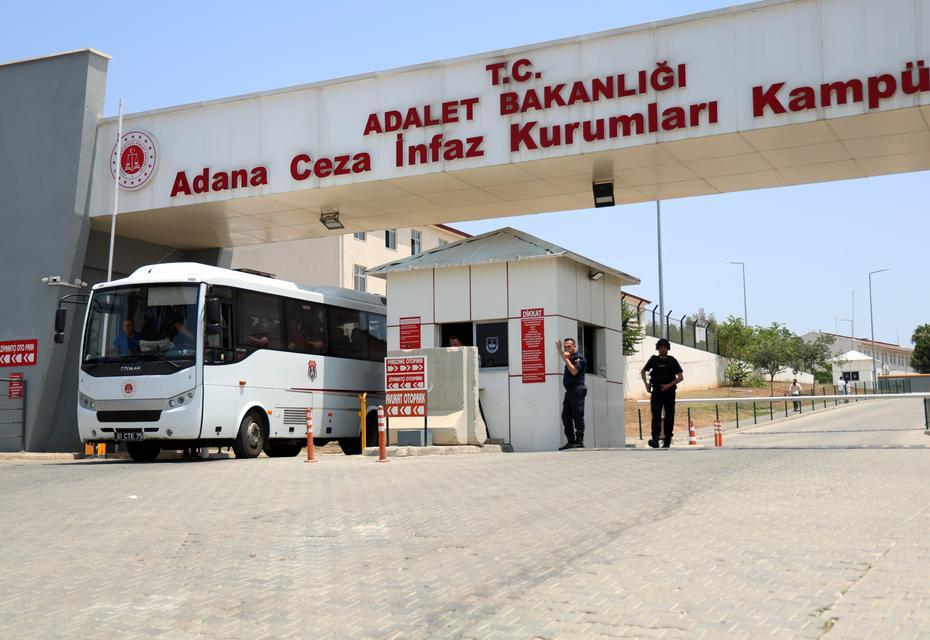 ADANA'DA TAHLİYELER BAŞLADI: CEZAEVİNDEN ÇIKANLAR YAKINLARIYLA HASRET GİDERDİ
