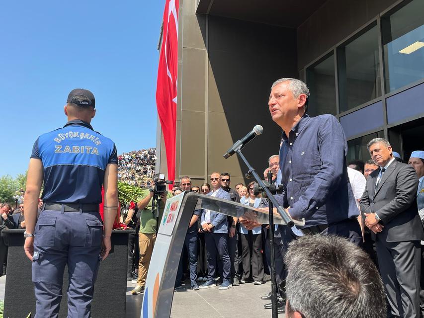 BELEDİYE ÖNÜNE BAŞKAN ZEYREK'E ACI VEDA CHP GENEL BAŞKANI ÖZGÜR ÖZEL, YOL ARKADAŞI ZEYREK'E GÖZYAŞLARIYLA VEDA ETTİ ON BİNLERCE MANİSALI, BAŞKANLARINI UĞURLADI