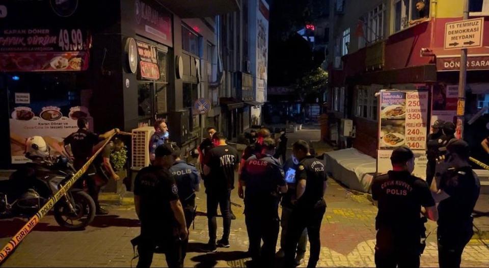 POLİSE BIÇAKLA SALDIRDI, SİLAHLA BÖYLE VURULDU OLAY ANINA AİT YENİ GÖRÜNTÜLER ORTAYA ÇIKTI: POLİSE BIÇAKLA SALDIRDI, VURULARAK ETKİSİZ HALE GETİRİLDİ