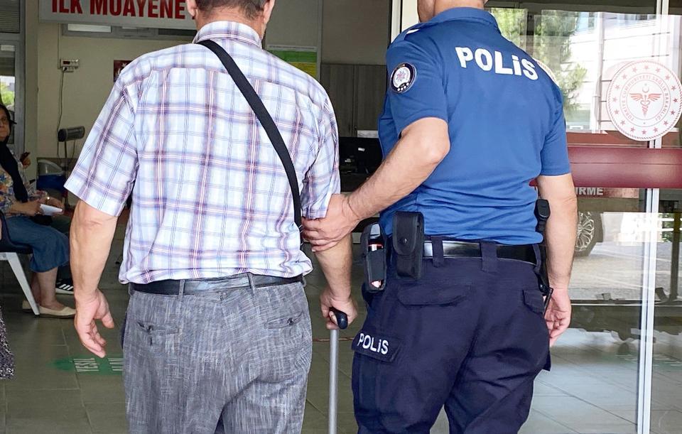EŞİNİN KAVGASINI AYIRMAK İSTERKEN BACAĞINDAN YARALANDI