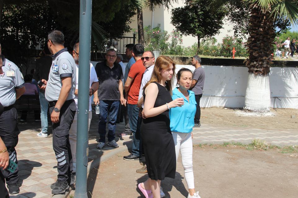 BAŞKAN ZEYREK'İN DURUMU CİDDİYETİNİ KORUYOR YOĞUN BAKIMDA 34 SAATİ GERİDE BIRAKAN MANİSA BÜYÜKŞEHİR BELEDİYE BAŞKANI FERDİ ZEYREK İÇİN TÜRKİYE'NİN ALANINDA UZMAN HEKİMLERİ SEFERBER OLDU FERDİ ZEYREK'İN AİLESİNE DESTEK VERMEK İÇİN ANKARA BÜYÜKŞEHİR BELEDİYE BAŞKANI MANSUR YAVAŞ DA MANİSA'YA GELEREK AİLEYLE GÖRÜŞTÜ