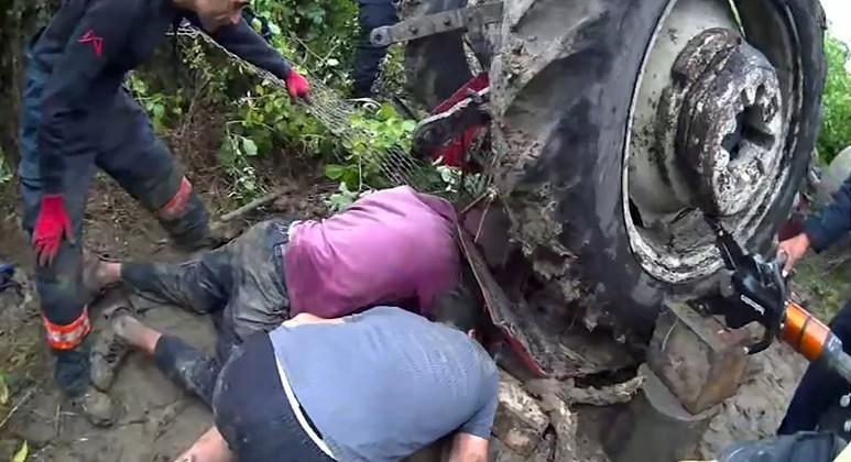 Sürücü devrilen traktörün altında kaldı