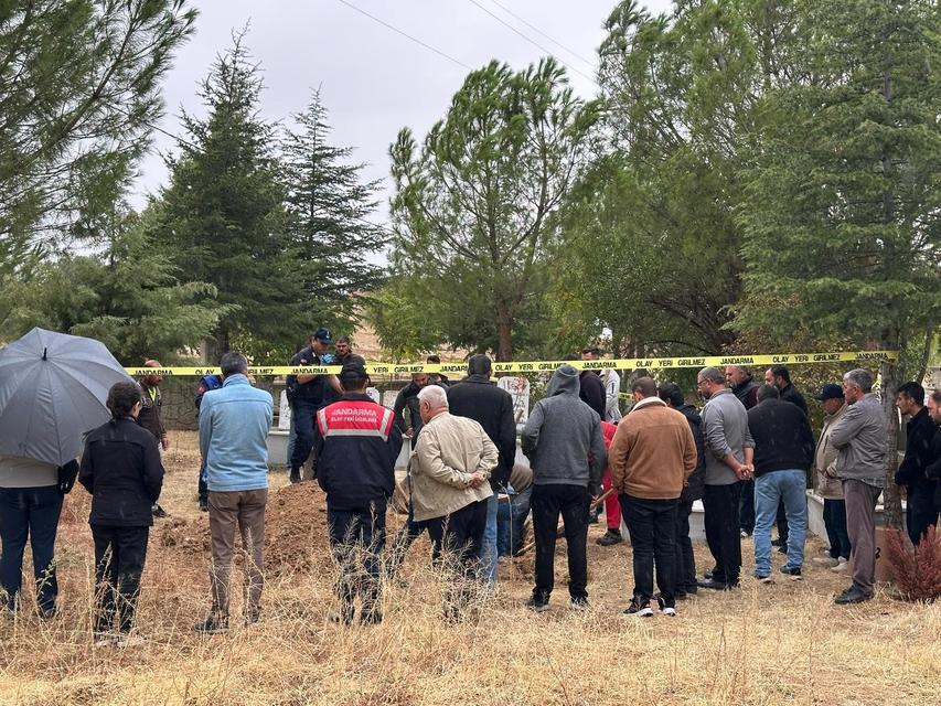 UŞAK'TA İKİ CENAZE KARIŞTI: YANLIŞ DEFİN SONRASI MEZAR AÇILDI