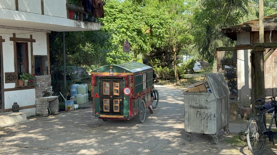 KENDİ YAPTIĞI KARAVAN İLE DÜNYA TURUNA ÇIKTI