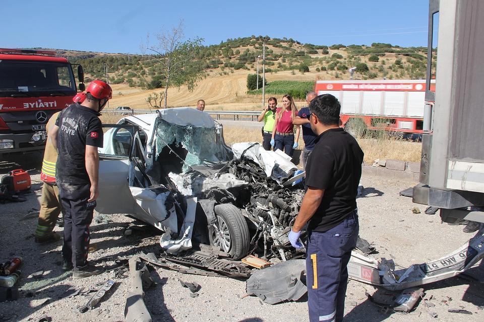 KULA'DA FECİ KAZA: BABA VE 3 ÇOCUĞU HAYATINI KAYBETTİ SEYİR HALİNDEKİ OTOMOBİL PARK HALİNDEKİ TIRA ARKADAN ÇARPTI