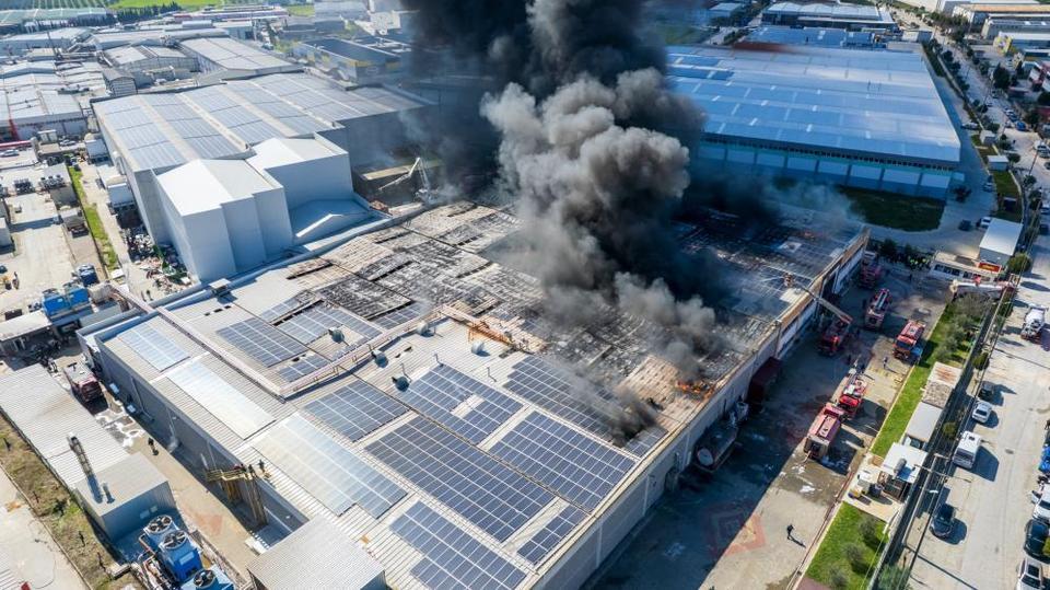 Şekerleme fabrikasında yangın: Gökyüzü alevlere teslim oldu