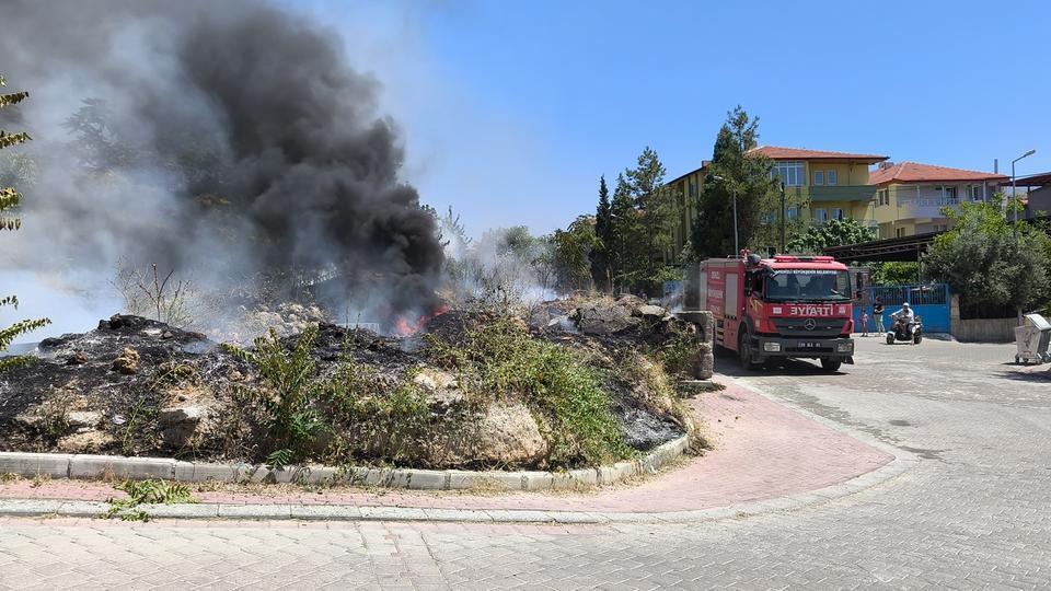 Yangın evlere sıçramadan söndürüldü