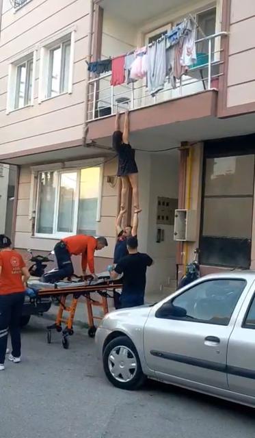 DOĞALGAZLA İNTİHAR TEŞEBBÜSÜNÜ İHBAR ETTİ, BALKONDAN ATLAYIP CANINA KIYMAYA KALKTI İNTİHAR TEŞEBBÜSÜNÜ İHBAR EDİP SONRA İNKÂR ETTİ, GERÇEK TELEFONLA ORTAYA ÇIKTI İTFAİYE EKİPLERİ BALKONDAN SARKAN KADINI KURTARIP SEDYEYE ALDI DOĞALGAZ AÇIP İNTİHARA KALKIŞTI, "KIZLARIM VAR" DİYE FERYAT ETTİ