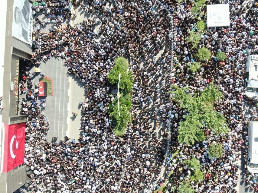 BELEDİYE ÖNÜNE BAŞKAN ZEYREK'E ACI VEDA CHP GENEL BAŞKANI ÖZGÜR ÖZEL, YOL ARKADAŞI ZEYREK'E GÖZYAŞLARIYLA VEDA ETTİ ON BİNLERCE MANİSALI, BAŞKANLARINI UĞURLADI