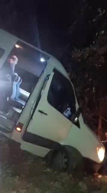 Yolcu minibüsü şarampolde asılı kaldı