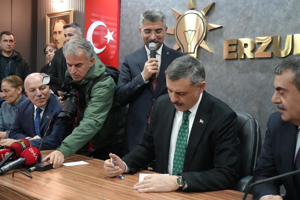 İÇİŞLERİ BAKANI ÇİFTÇİ, AK PARTİ ÜYELİK GİRİŞ BEYANNAMESİNİ İMZALADI