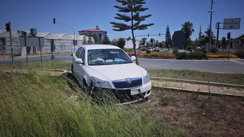 Refüje çıkan otomobildeki 3 kişi yaralandı