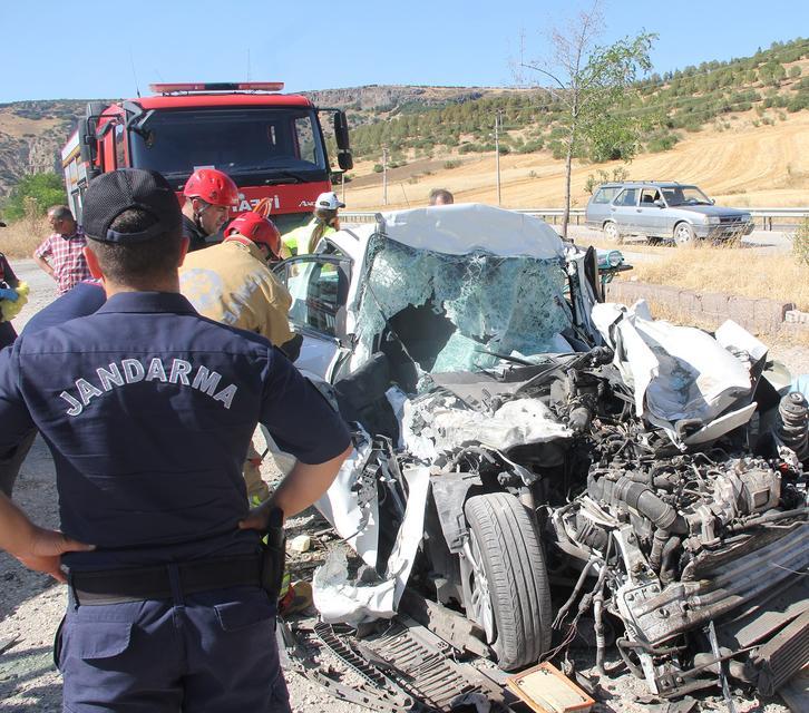 KULA'DA FECİ KAZA: BABA VE 3 ÇOCUĞU HAYATINI KAYBETTİ SEYİR HALİNDEKİ OTOMOBİL PARK HALİNDEKİ TIRA ARKADAN ÇARPTI