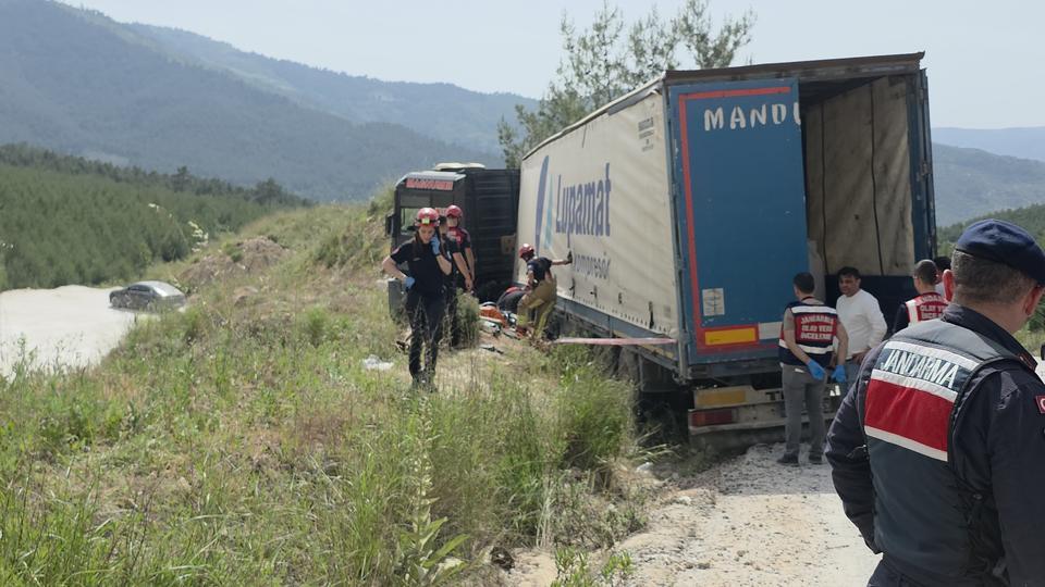 Devrilen tırın altında kalan sürücü hayatını kaybetti