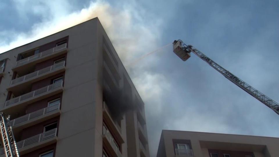 15 katlı apartmandan alevler yükseldi