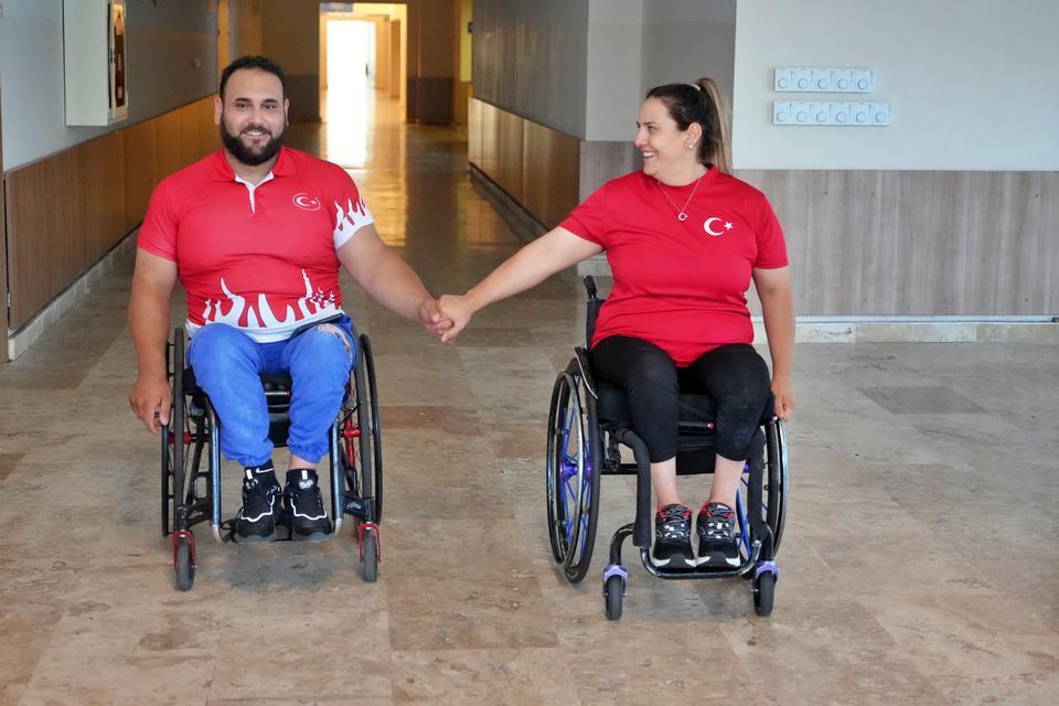 ENGEL TANIMAYAN ÇİFT 2028 OLİMPİYATLARINDA TÜRK BAYRAĞINI DALGALANDIRMAK İSTİYOR YOLDAN ÇEVİREN HOCASI, DÜNYA REKORUNA ULAŞTIRDI SPOR SALONUNDA BAŞLAYAN HİKAYEDE ŞİMDİ HEDEFLERİ OLİMPİYATTA TÜRK BAYRAĞINI DALGALANDIRMAK SALON ARKADAŞLIĞI, HAYAT ARKADAŞLIĞINA DÖNÜŞTÜ