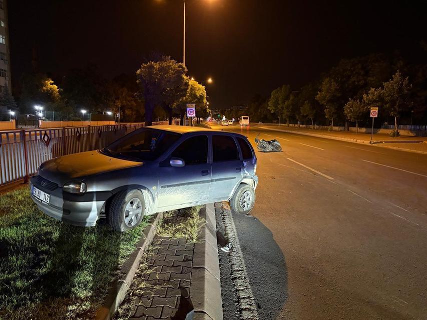 Motosiklet ile otomobil çarpıştı: 3 yaralı