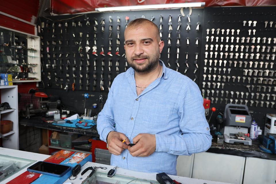 HER GEÇEN GÜN ARTAN UNUTKANLIKLAR ANAHTARCILARIN MESAİSİNİ YOĞUNLAŞTIRDI AYDINLI ANAHTARCI TUNCAY, "KİMSE KOYDUĞU EŞYANIN YERİNİ HATIRLAYAMAZ OLDU"