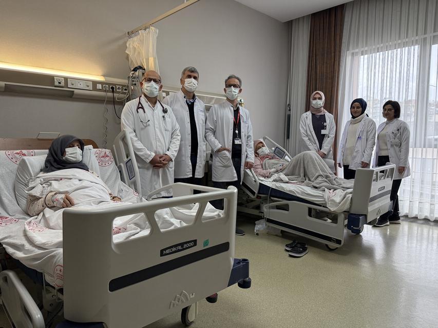 SEAH'TA BİR GECEDE 3 NAKİL: 67 YAŞINDAKİ ANNE, KIZI İÇİN DÜŞÜNMEDEN BÖBREĞİNİ BAĞIŞLADI ANNESİNİN BÖBREĞİYLE HAYATA YENİDEN TUTUNAN KADIN: "ANNEM BENİM İÇİN BÜYÜK BİR ŞANS, İKİNCİYE CAN VERDİ"