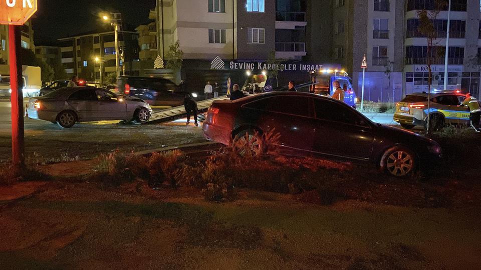 ARA SOKAKTAN ÇIKAN ARAÇ SEYİR HALİNDEKİ OTOMOBİLLE ÇARPIŞTI: 4 YARALI