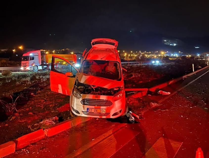 Hafif ticari araç ile tır çarpıştı: 2'si çocuk 3 yaralı
