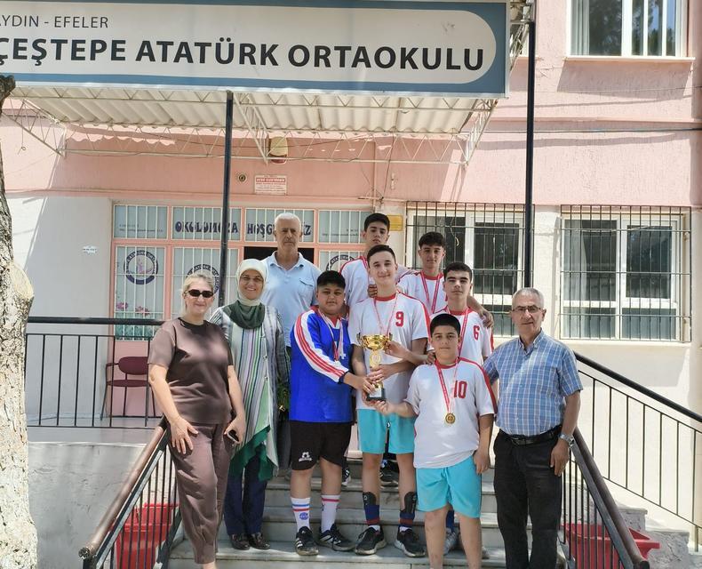 Çeştepe Atatürk Ortaokulu futsalda zirveye çıktı