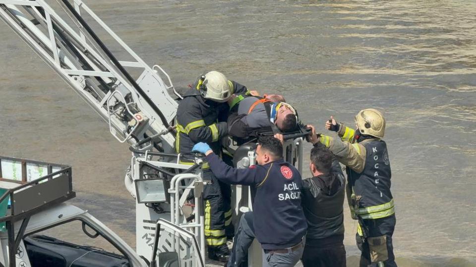 Kamyonet dereye uçtu