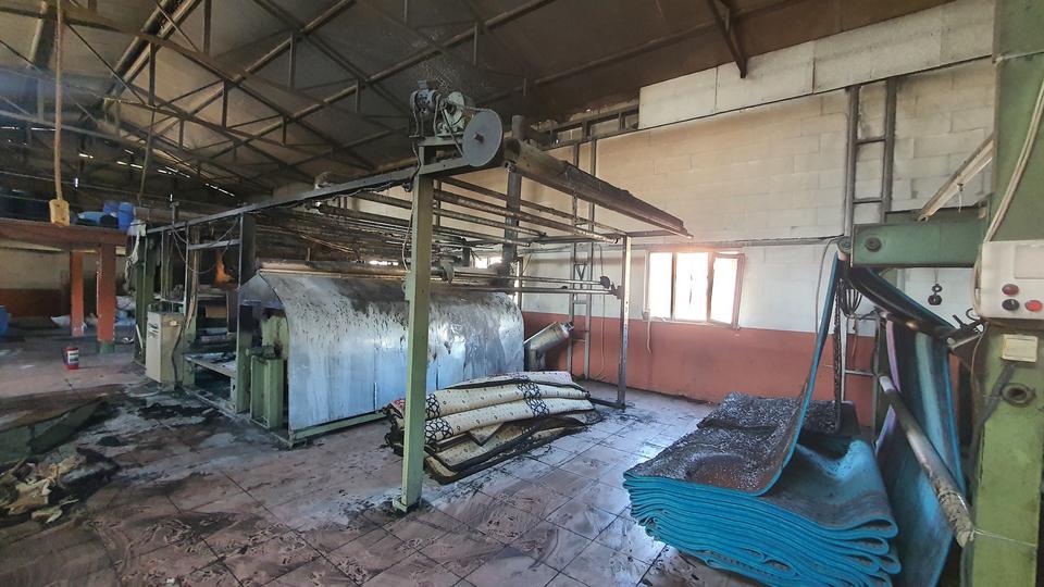 DEMİRCİ'DE YÜN HALI DOKUMA FABRİKASINDA YANGIN ÇIKTI