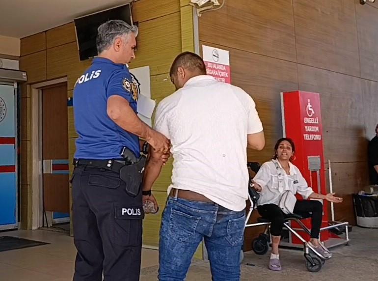 Bıçakla yaraladığı eşini hastaneye götürdü
