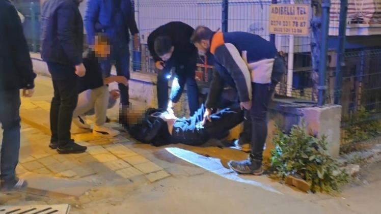 İki genç bıçaklı saldırıda yaralandı