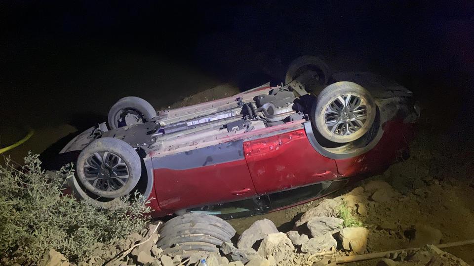 KEMALİYE'DE OTOMOBİL SU KANALINA UÇTU: 4 YARALI