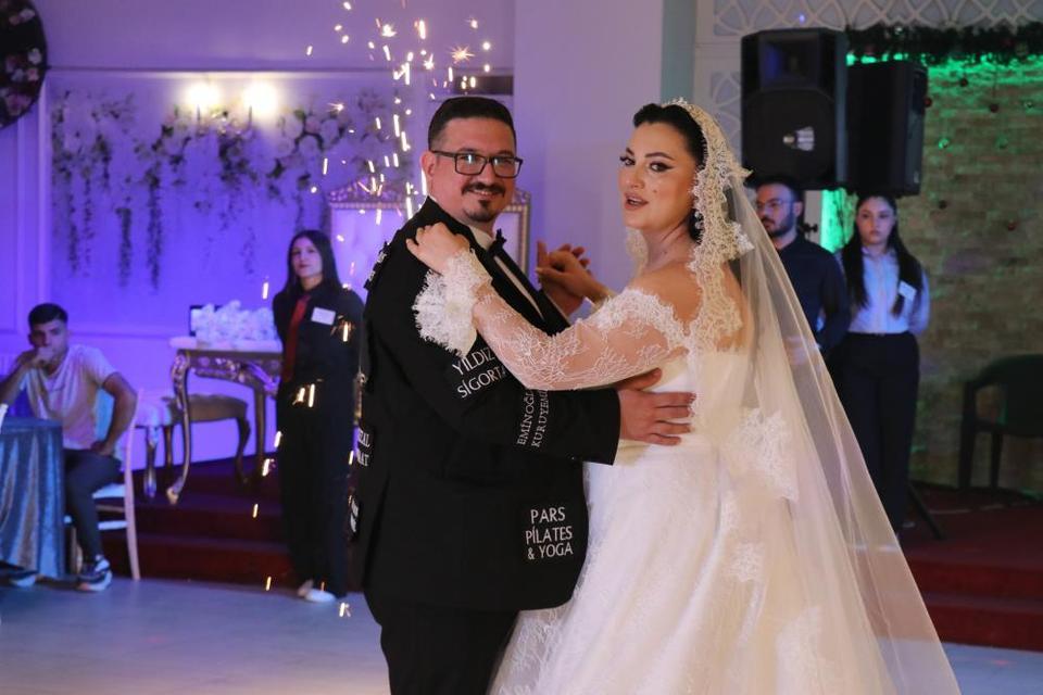 Düğün masrafını düşürmek için damatlığını reklam panosuna çevirdi