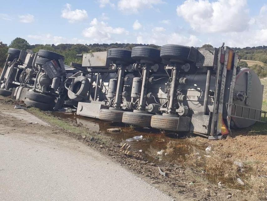 Tır yan yattı: 1 yaralı