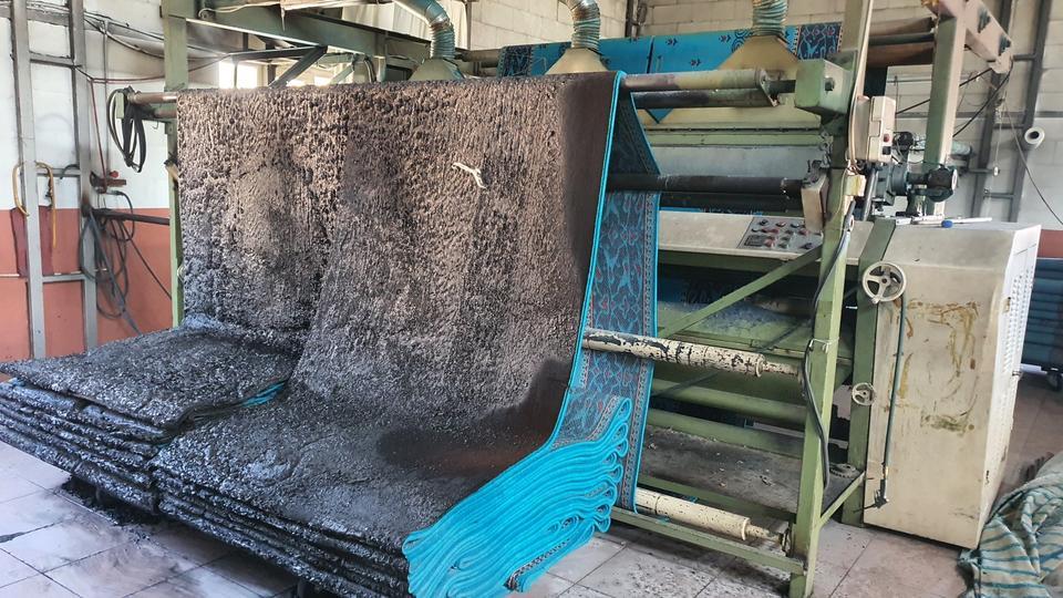 DEMİRCİ'DE YÜN HALI DOKUMA FABRİKASINDA YANGIN ÇIKTI